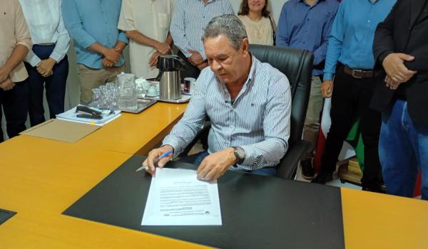 Imagens da LEI CRIA DIA DO EVANGÉLICO EM BARRA DO MENDES