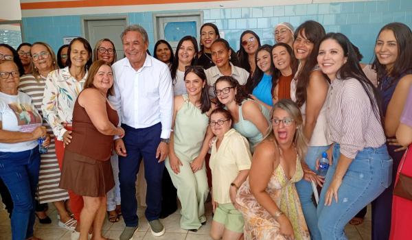 Imagens da PREFEITURA DE BARRA DO MENDES ENTREGA NOVA VAN PARA MELHORIA DO ATENDIMENTO DO TFD