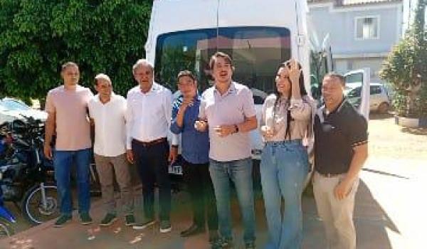 Imagens da PREFEITURA DE BARRA DO MENDES ENTREGA NOVA VAN PARA MELHORIA DO ATENDIMENTO DO TFD