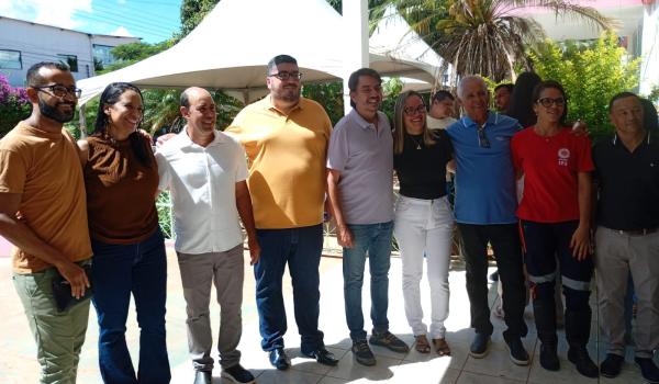 Imagens da PREFEITURA DE BARRA DO MENDES ENTREGA NOVO VEÍCULO PARA ATENDER PACIENTES DO TFD