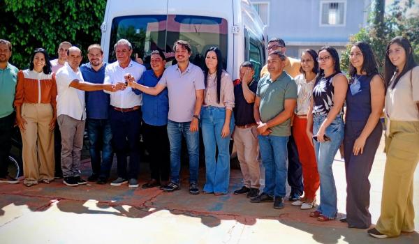 Imagens da PREFEITURA DE BARRA DO MENDES ENTREGA NOVO VEÍCULO PARA ATENDER PACIENTES DO TFD