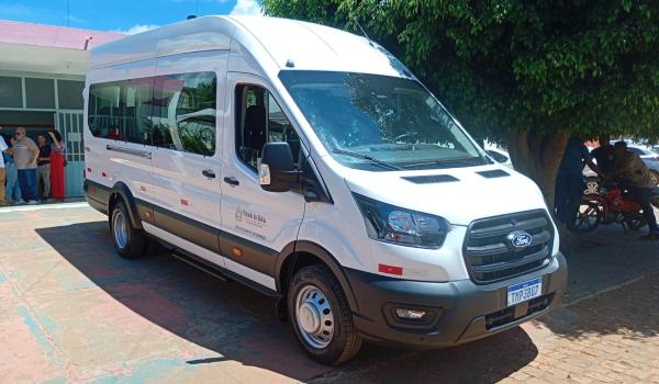 Imagens da PREFEITURA DE BARRA DO MENDES ENTREGA NOVO VEÍCULO PARA ATENDER PACIENTES DO TFD