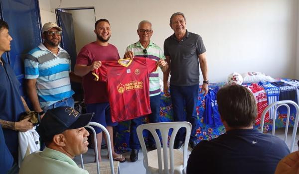 Imagens da PREFEITURA  FAZ ENTREGA DOS  UNIFORMES PARA AS EQUIPES QUE VÃO DISPUTAR O MUNICIPAL 2025