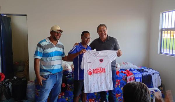 Imagens da PREFEITURA  FAZ ENTREGA DOS  UNIFORMES PARA AS EQUIPES QUE VÃO DISPUTAR O MUNICIPAL 2025