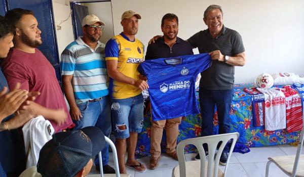 Imagens da PREFEITURA  FAZ ENTREGA DOS  UNIFORMES PARA AS EQUIPES QUE VÃO DISPUTAR O MUNICIPAL 2025
