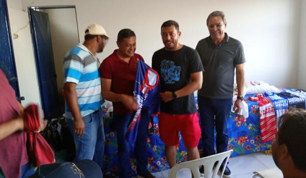Imagens da PREFEITURA  FAZ ENTREGA DOS  UNIFORMES PARA AS EQUIPES QUE VÃO DISPUTAR O MUNICIPAL 2025
