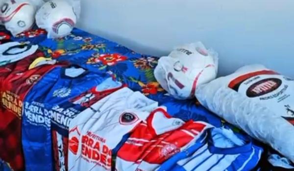 Imagens da PREFEITURA  FAZ ENTREGA DOS  UNIFORMES PARA AS EQUIPES QUE VÃO DISPUTAR O MUNICIPAL 2025