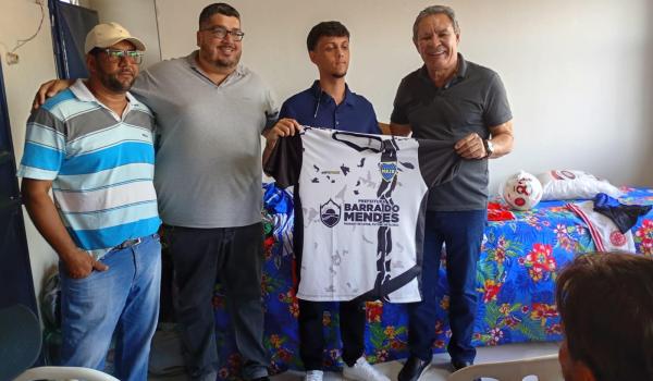 Imagens da PREFEITURA  FAZ ENTREGA DOS  UNIFORMES PARA AS EQUIPES QUE VÃO DISPUTAR O MUNICIPAL 2025