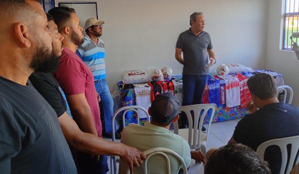Imagens da PREFEITURA  FAZ ENTREGA DOS  UNIFORMES PARA AS EQUIPES QUE VÃO DISPUTAR O MUNICIPAL 2025