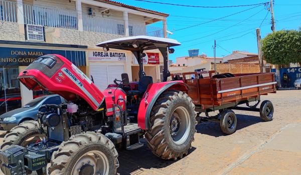Imagens da PREFEITURA RECEBE UM NOVO TRATOR AGRÍCOLA COM EQUIPAMENTOS