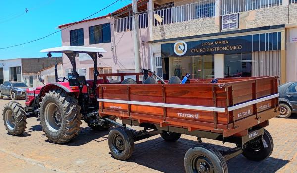 Imagens da PREFEITURA RECEBE UM NOVO TRATOR AGRÍCOLA COM EQUIPAMENTOS
