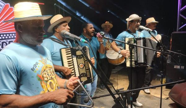 Imagens da PRIMEIRO DIA DO FORRÓ NA FEIRA FOI UM SUCESSO!