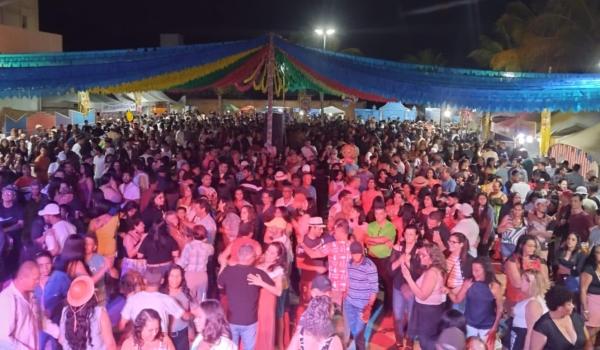 Imagens da PRIMEIRO DIA DO FORRÓ NA FEIRA FOI UM SUCESSO!
