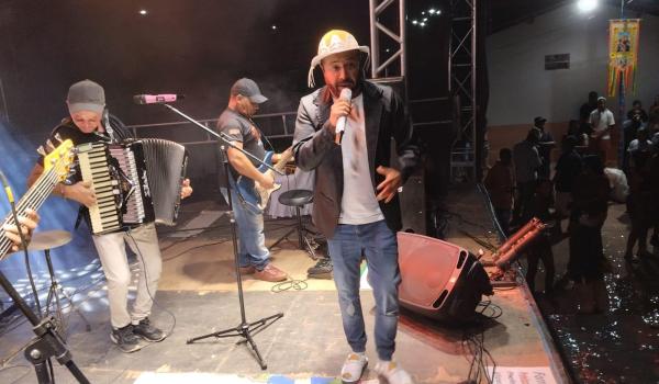 Imagens da PRIMEIRO DIA DO FORRÓ NA FEIRA FOI UM SUCESSO!