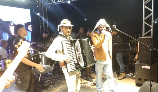 Imagens da PRIMEIRO DIA DO FORRÓ NA FEIRA FOI UM SUCESSO!
