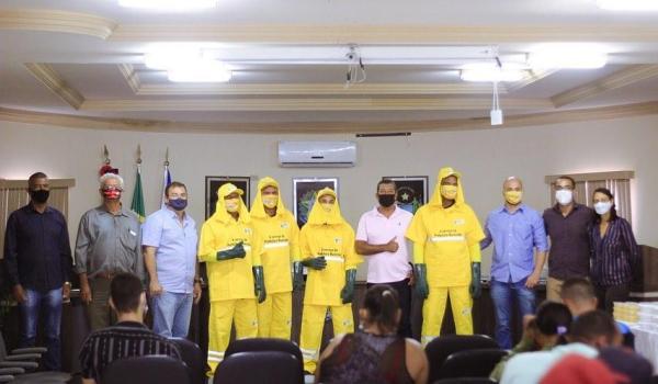 APRESENTAÇÃO DOS NOVOS UNIFORMES PARA OS PROFISSIONAIS DA LIMPEZA PÚBLICA APRESENTAÇÃO DOS NOVOS UNIFORMES PARA OS PROFISSIONAIS DA LIMPEZA PÚBLICA