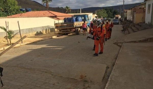 CORPO DE BOMBEIROS DE LENÇÓIS CONTROLA FOCOS DE INCÊNDIO NA REGIÃO SERRANA CORPO DE BOMBEIROS DE LENÇÓIS CONTROLA FOCOS DE INCÊNDIO NA REGIÃO SERRANA