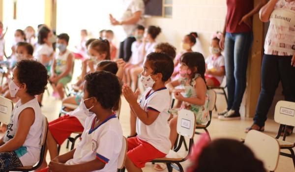 DISTRIBUIÇÃO DE PRODUTOS BUCAIS NAS ESCOLAS DISTRIBUIÇÃO DE PRODUTOS BUCAIS NAS ESCOLAS