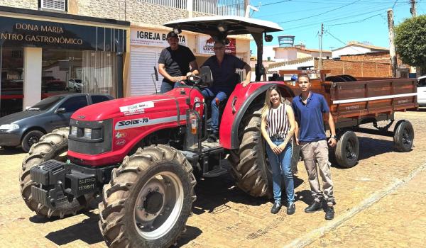 PREFEITURA RECEBE UM NOVO TRATOR AGRÍCOLA COM EQUIPAMENTOS